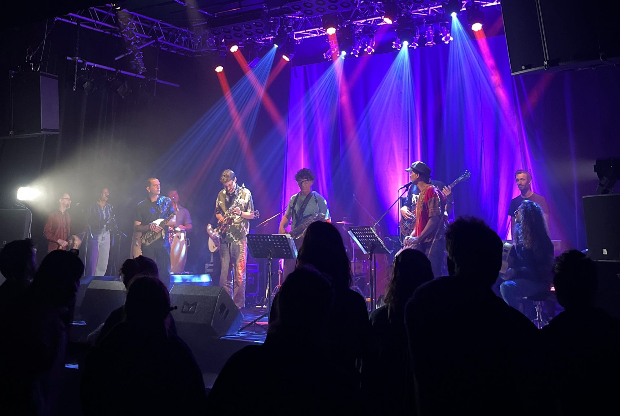 Groupe sur la scène du club avec des instruments traditionnels, provenant d'une précédente restitution avec IWA