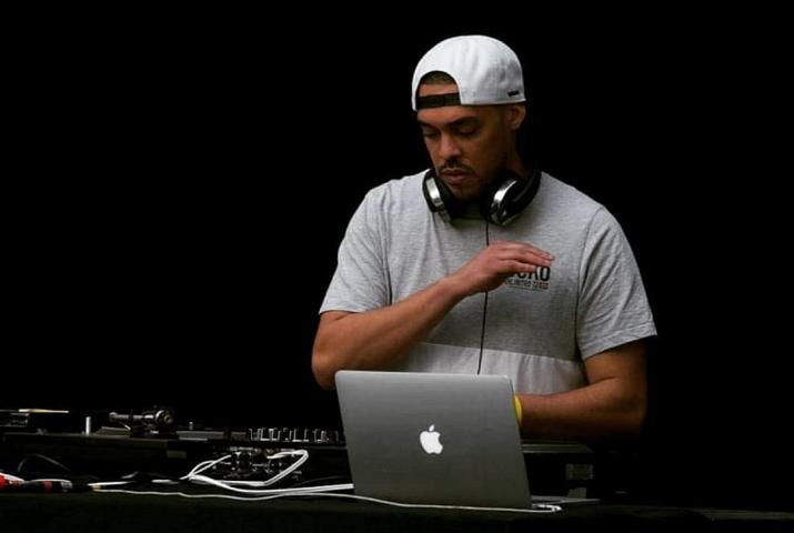 Photo de Deejay Taj derrière ses platines
