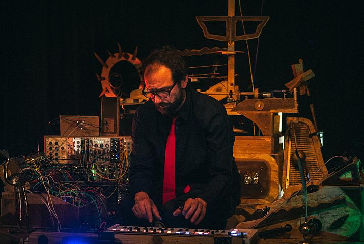 Photo de Gregaldur au milieu de tous ses instruments de musique 
